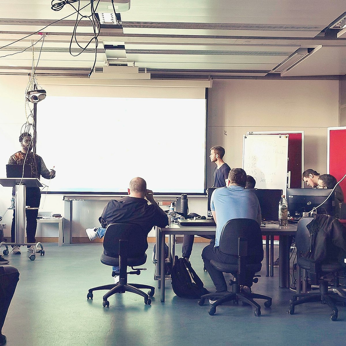 SvenKlaus's tweet image. Ups, wie jetzt? Der Kunde will kurzfristig eine Zwischenpräsentation? 😈 Ja, beim #Softwareprojekt der #Informatik der Hochschule Mannheim lernt man natürlich auch sein (ggf. halbfertiges) Produkt erfolgreich zu pitchen! #hma #sep #PhysikInstrumente #PhysikInstrumentePI #Studium