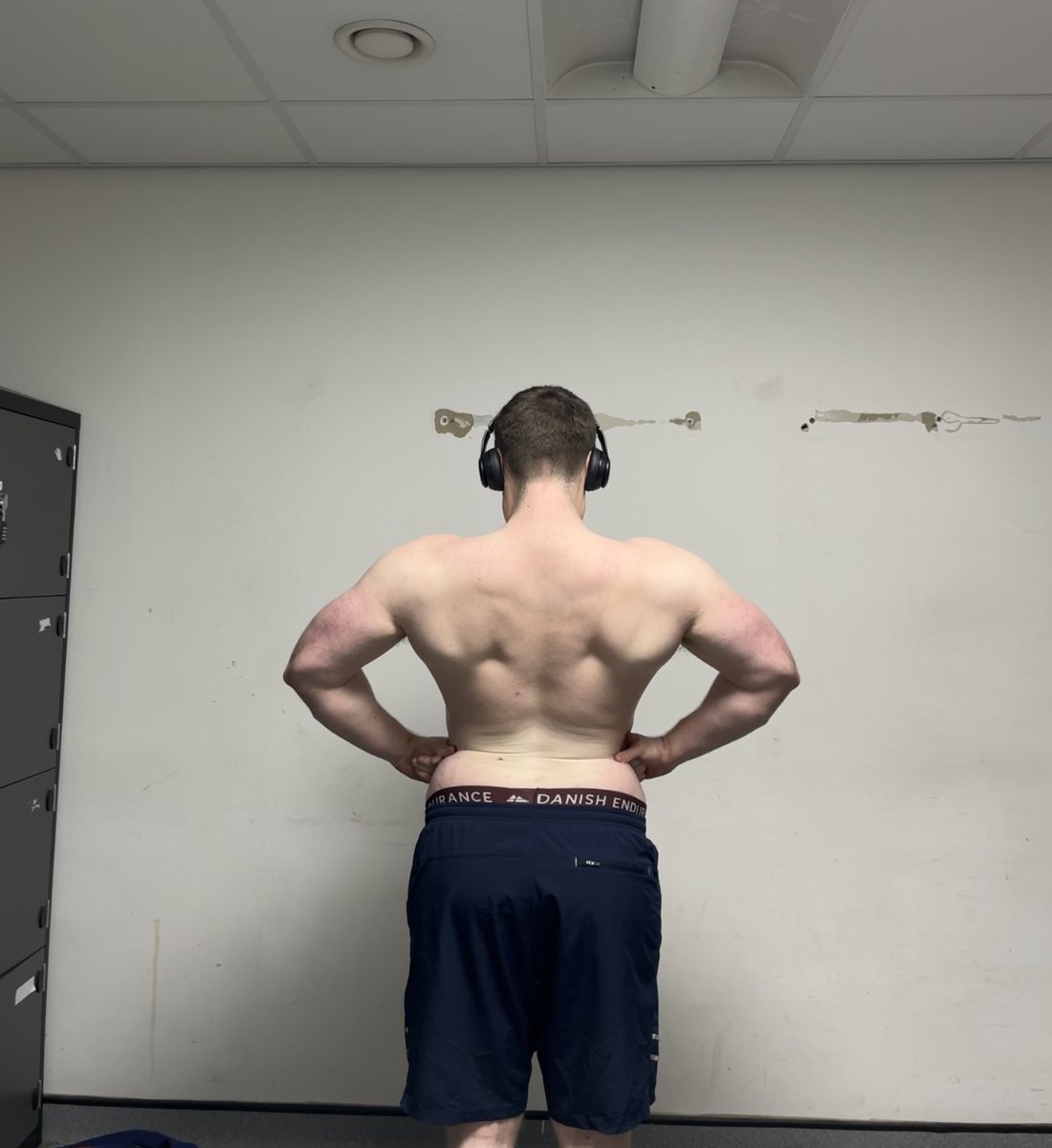 1 month into my cut, sitting at 96kg.