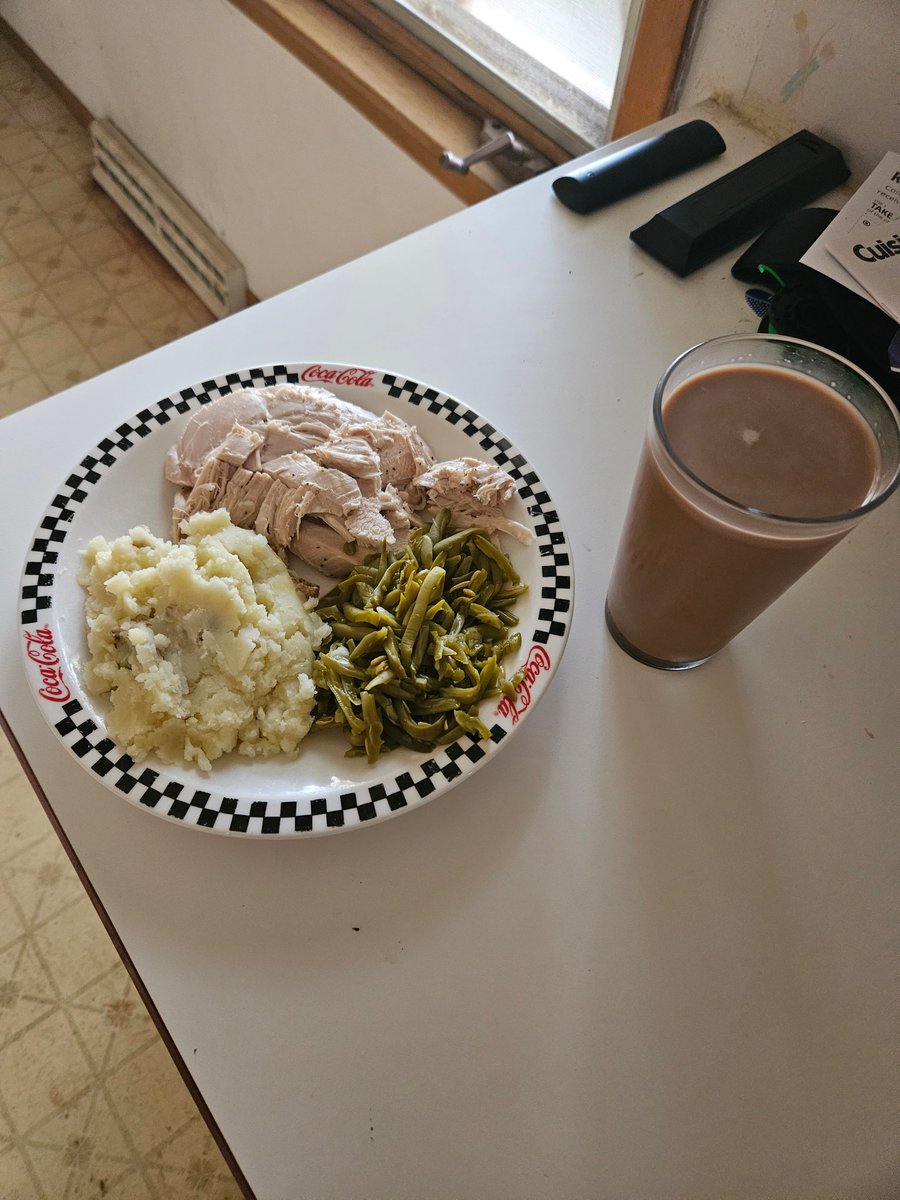 gas_patient's tweet photo. I am ready for football!
I got turkey, green beans, real mashed potatoes, and a manly glass of chocolate milk!
Cherry pie later for dessert!
#happythanksgiving2023
#OnlyTheFirstCourse! https://t.co/yH25qoKy72