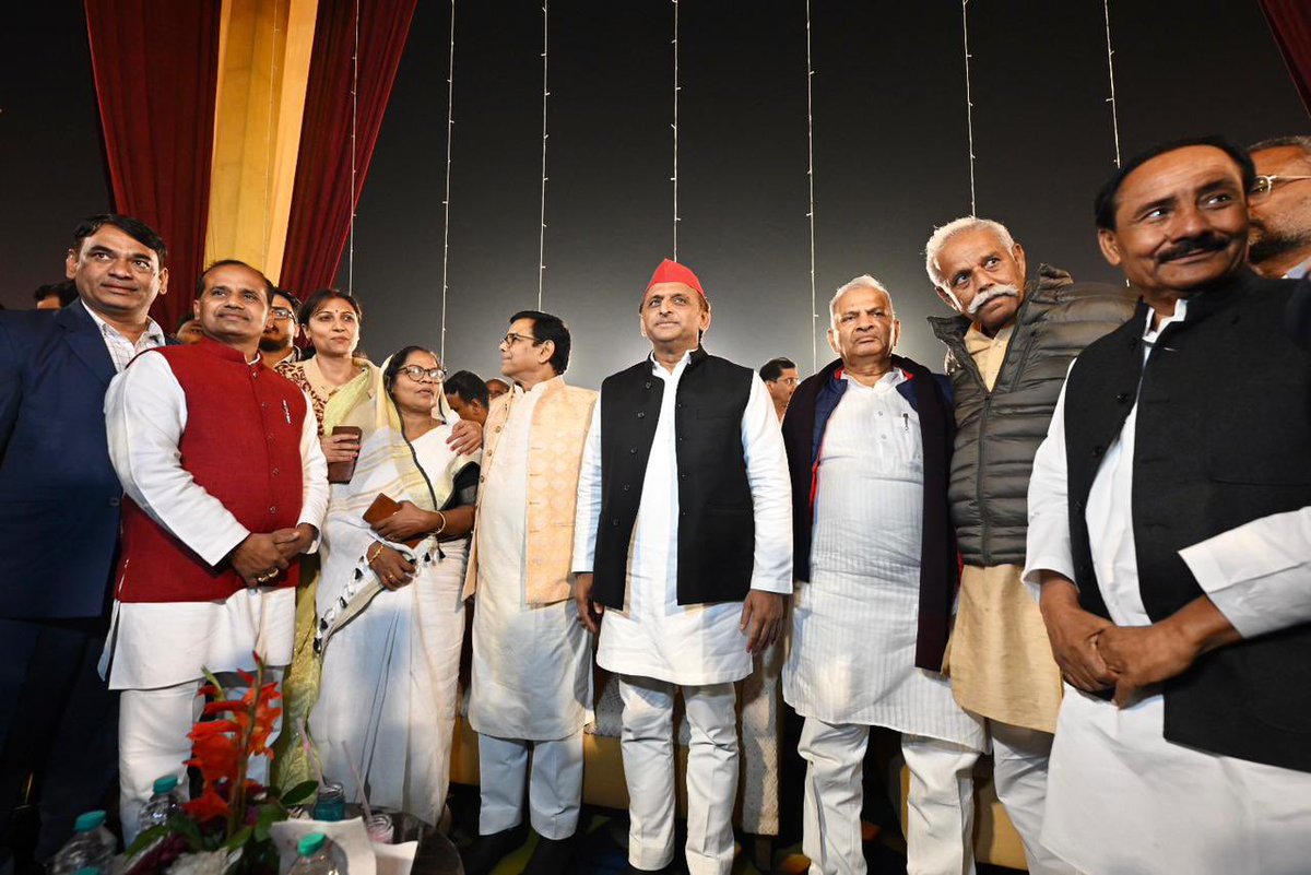 yadavakhilesh's tweet photo. शादी समारोह। https://t.co/XVPR5fVnLd