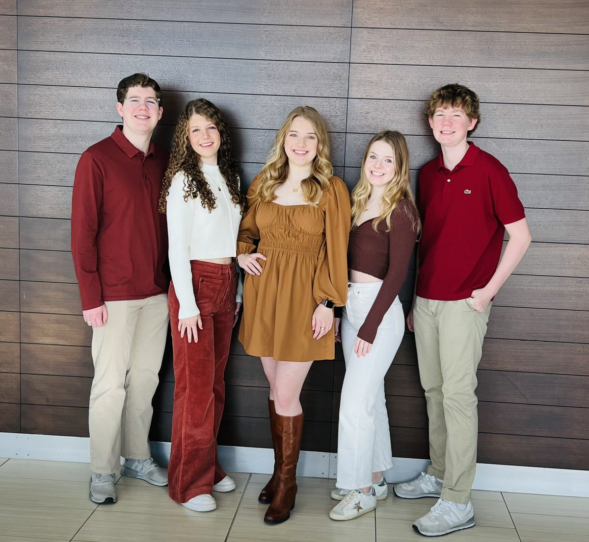 sdmiller3's tweet photo. Thankful for rare cousin time today…happy Thanksgiving! @maevekmiller @rowanmmiller https://t.co/miEsjdTX7m