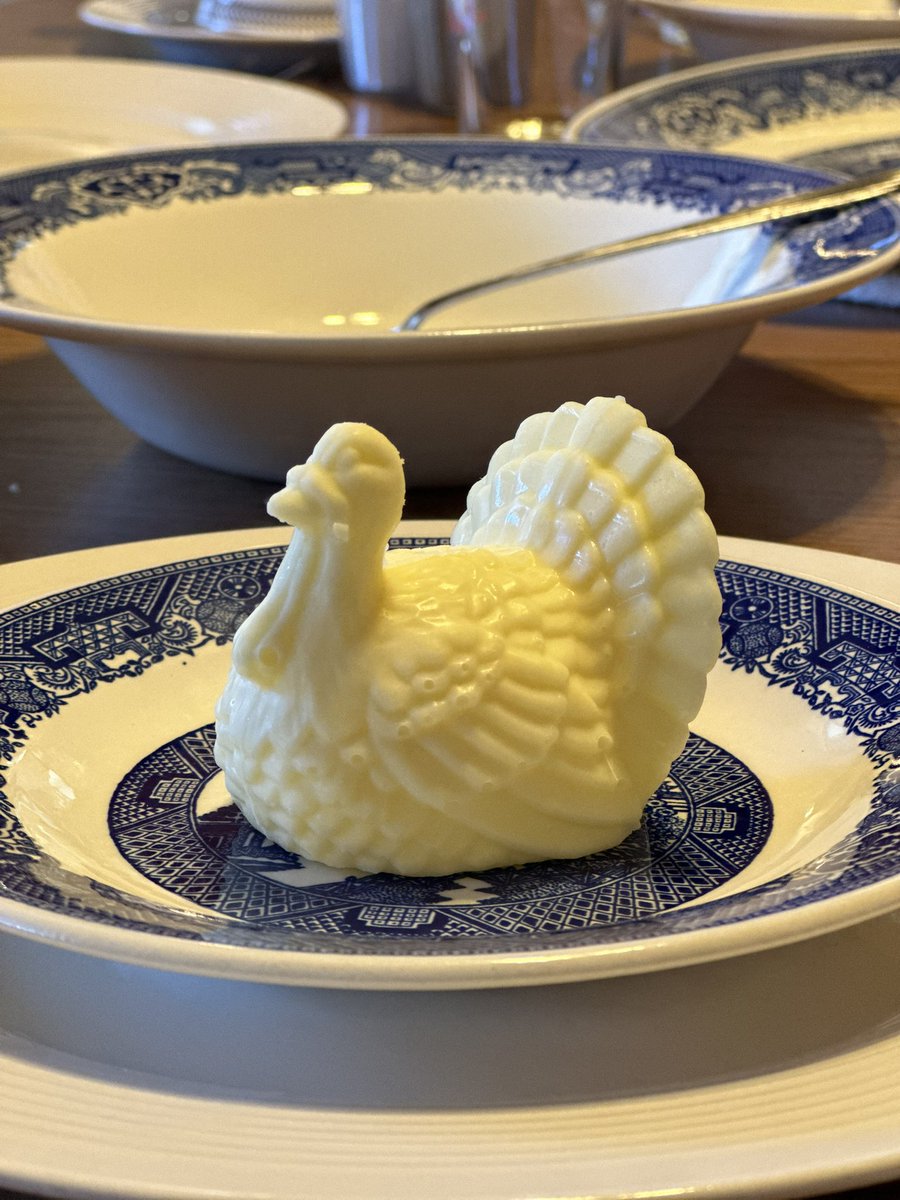 CaitlinBrossman's tweet photo. Happy Thanksgiving everyone! 🦃🍂 https://t.co/JwTRDE3E6W
