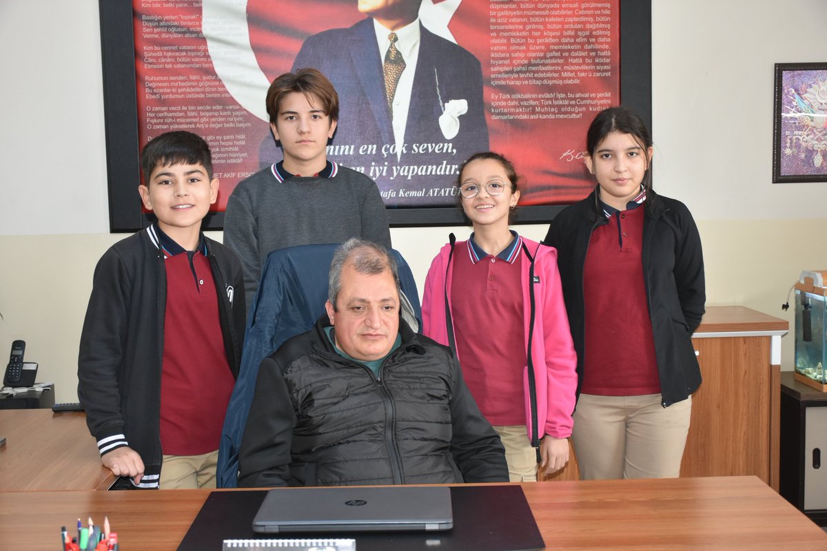 Görme Engelli Rehberlik Öğretmeni Hasan Hüseyin Özpınar, Öğrencilerine Kariyer Hedefi Çiziyor 

Küçücük kıvılcımlardan kocaman ateşler yakan değerli öğretmenlerimizin hakkı ödenmez…

Teşekkürler öğretmenim! 👏

#SayendeÖğretmenim