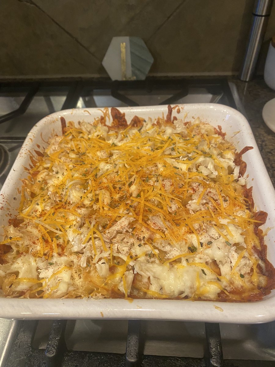 lkvarner's tweet image. On #Thanksgiving my Southern roots merge w/ my #PacificNW locale to make the tastiest crab mac n cheese. A layer of #CougarGoldCheese = chef’s kiss.