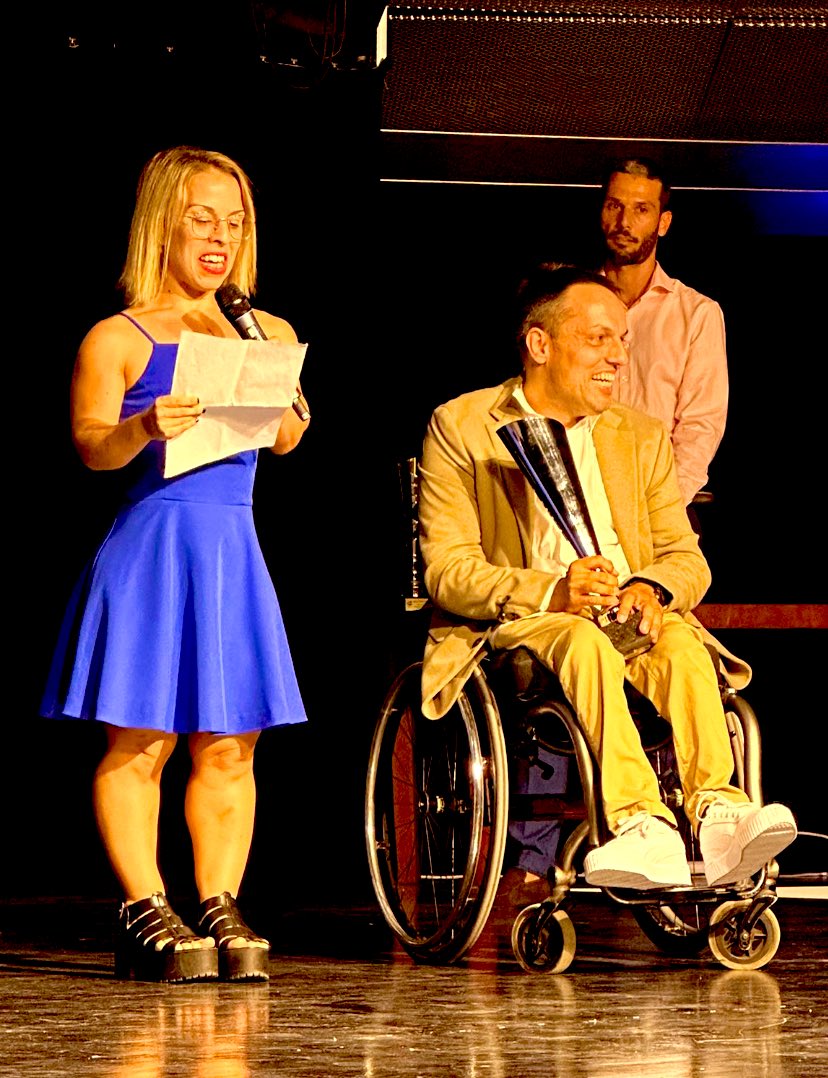 Yendy_Hernandez's tweet photo. Momento excelente en la Gala del #Deporte de #Tenerife.
#JuditRolo lee su carta de despedida de la #Natación. Tiembla el pulso, la palabra.
Proclama nuevos horizontes vitales.
Honda gratitud hacia el entrenador Guada, el club Midayu, su compañera #Michelle o la familia.
#APDT https://t.co/rJSox6HS4S