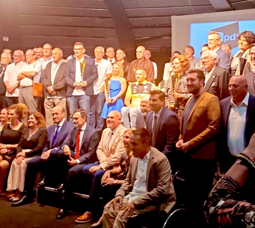 Yendy_Hernandez's tweet photo. Momento excelente en la Gala del #Deporte de #Tenerife.
#JuditRolo lee su carta de despedida de la #Natación. Tiembla el pulso, la palabra.
Proclama nuevos horizontes vitales.
Honda gratitud hacia el entrenador Guada, el club Midayu, su compañera #Michelle o la familia.
#APDT https://t.co/rJSox6HS4S