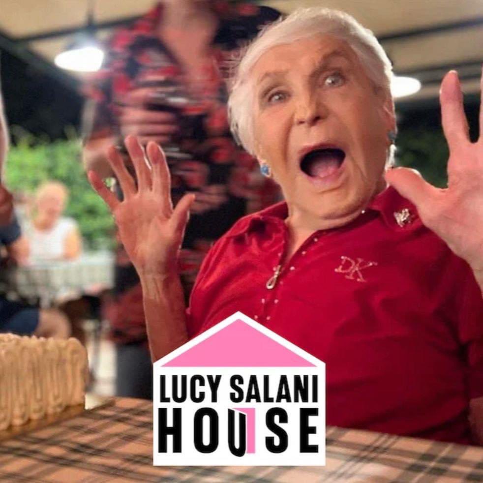 isabellaco's tweet photo. Quando Lucy Salani era internata nel campo di concentramento di Dachau, quel triangolo rosa era cucito sulla sua casacca di prigioniera, a simboleggiare l’omosessualità maschile.

Lucy è stata l’unica transgender italiana sopravvissuta al lager, ha combattuto tutta la vita per i diritti delle persone che vengono emarginate per il loro orientamento sessuale o identità di genere.

Quel triangolo rosa oggi simboleggia il tetto di una casa accogliente, un luogo di dignità e riscatto, di cura e di futuro.

Sono così orgogliosa di avere realizzato la prima casa di accoglienza arcobaleno nella città metropolitana di Bologna, destinata a persone che vengono discriminate e ripudiate dalle famiglie perché non accettano la loro identità.

“Tutti i cittadini hanno pari dignità sociale e sono eguali, senza distinzione di sesso, di razza, di lingua, di religione, di opinioni politiche, di condizioni personali e sociali.” 

L’art 3 della Costituzione, tra i punti più alti dell’elaborazione giuridica e politica del mondo intero, rischia di rimanere lettera morta se nei contesti sociali e famigliari le persone vengono emarginate o ripudiate per il loro orientamento sessuale o la loro identità di genere. 

Per questo le Istituzioni hanno il dovere di adoperarsi per rendere concreti i valori fondativi del vivere civile, per garantire che quel principio di eguaglianza sia sostanziale e non solo formale.

Devo ringraziare di cuore Cristian Cristalli, Presidente dell’associazione Gruppo Trans per avermi permesso di comprendere quanto dolore e quanta sofferenza ci possa essere nel percorso di  affermazione di se.

Teniamoci stretti, vogliamoci bene.