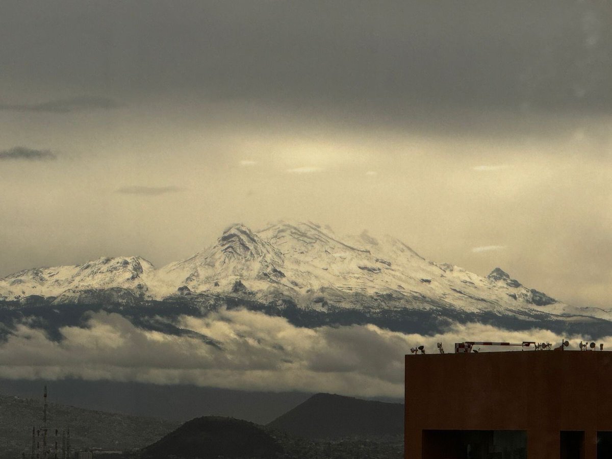 ChilangoCom's tweet image. Ya vieron que esta mañana amanecieron nevados el Popocatépetl y el Iztaccíhuatl y se pueden ver desde la CDMX. 🤩🏔️❄️

📸: Emmanuel Ruano