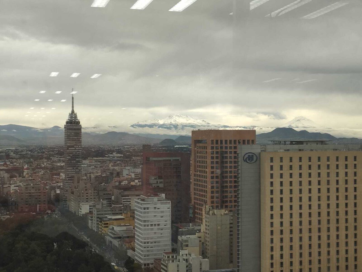 ChilangoCom's tweet image. Ya vieron que esta mañana amanecieron nevados el Popocatépetl y el Iztaccíhuatl y se pueden ver desde la CDMX. 🤩🏔️❄️

📸: Emmanuel Ruano