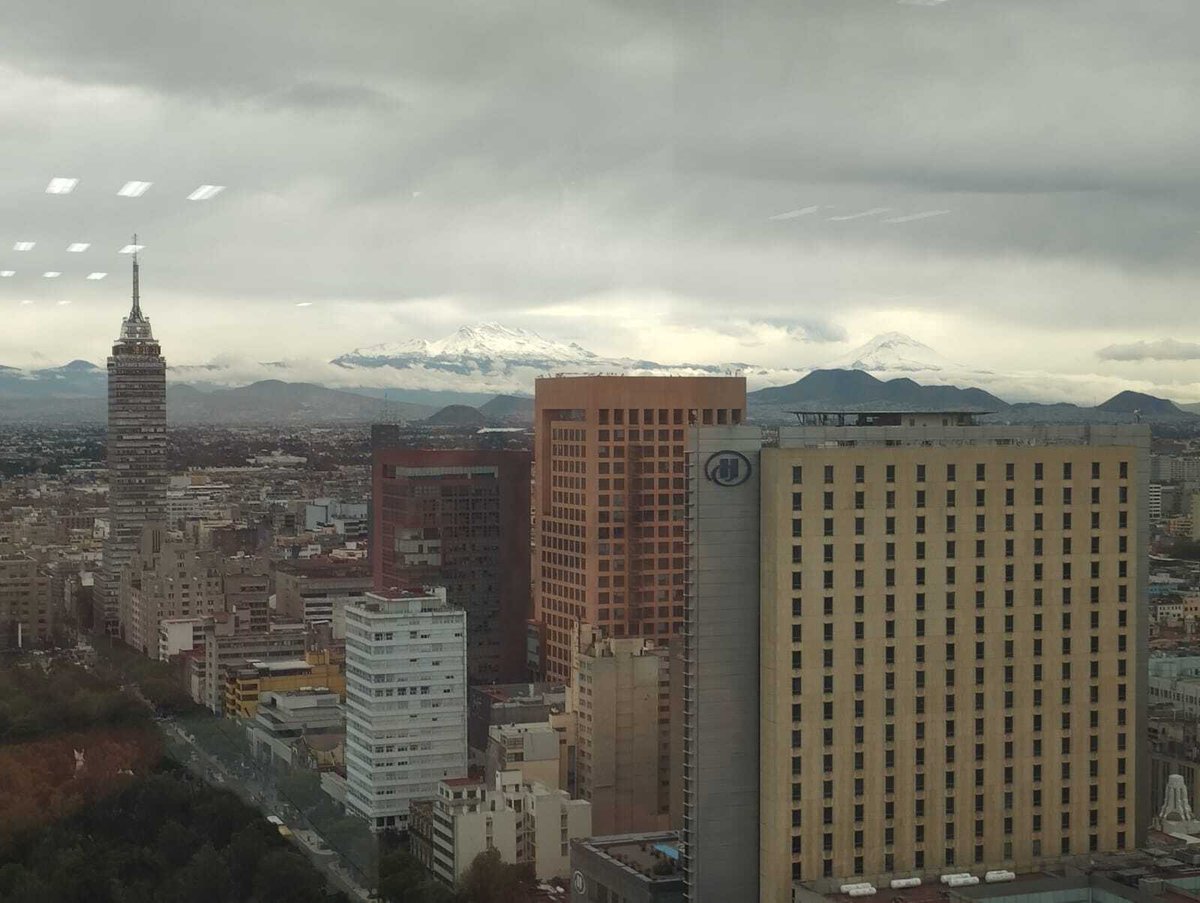 ChilangoCom's tweet image. Ya vieron que esta mañana amanecieron nevados el Popocatépetl y el Iztaccíhuatl y se pueden ver desde la CDMX. 🤩🏔️❄️

📸: Emmanuel Ruano
