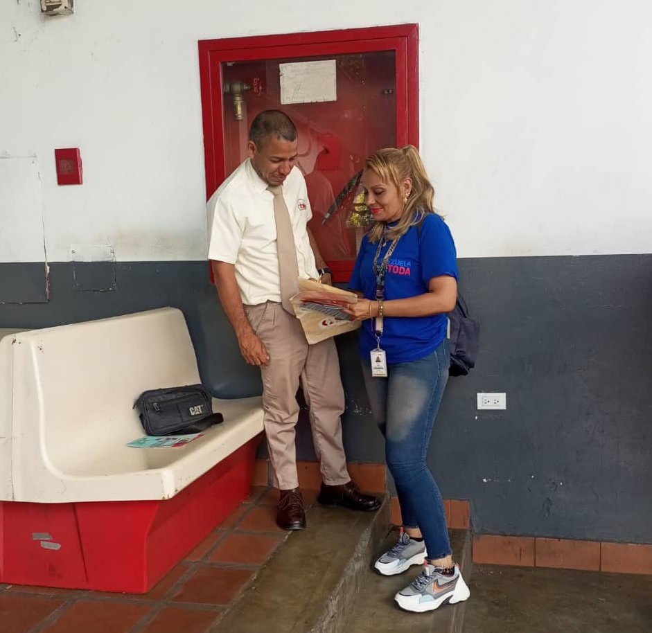 ✊🏼🇻🇪 Desde el Patio Petare seguimos desplegados con mucha emoción recibiendo la alegría de los hombres y mujeres que mantienen en funcionamiento el @metro_caracas, así que todos (as) con alegría a salir a votar este #3D para defender la Guayana Esequiba. #DiosTeBendigaMaduro