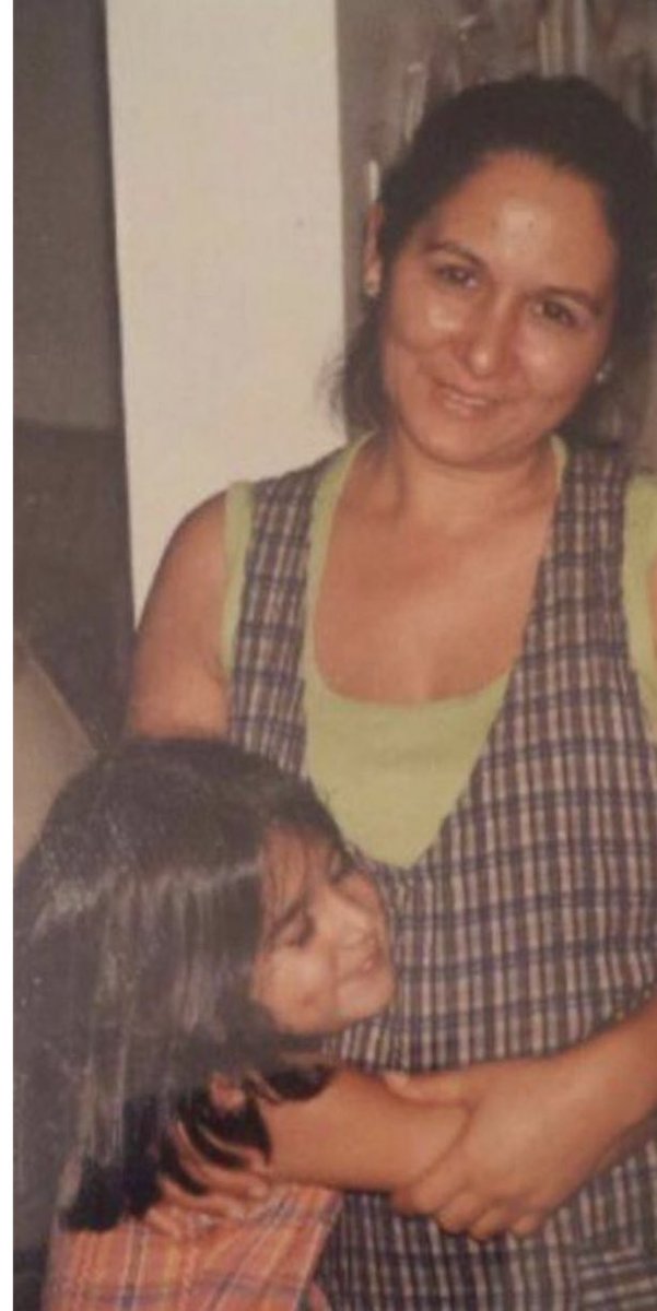 sonialc's tweet photo. Me cuesta mucho hablar del tema de Perú.. porque mis padres son cubanos, se fueron de cuba en el 83 buscando una mejor vida por culpa de la dictadura. Llegaron a Venezuela. Por lo que me cuentan Venezuela fue un país que recibió a todo el mundo con los brazos abiertos.. si es verdad que siempre han habido memes o cosas incorrectas.. Que si los chistes de los portus, de los chinos, arabes, colombianos etc… Pero en verdad agradezco haber nacido en un país donde se me hacía perfectamente normal estudiar, con portugueses, italianos, chinos, PERUANOS, argentinos, ecuatorianos, etc y era cool y respetable y siempre queríamos ir a una casa distinta para comer rico. No voy a caer en temas políticos, más bien sociales.. Venezuela ha sufrido mucho.. la única vez que mi Mamá recibió un acto de xenofobia en todos esos años fue hace poco por una “chama” que ni había nacido cuando mi Mamá llegó a Venezuela.. sólo la escuchó hablar y le dijo señora váyase a su país. Mi Mamá siguió y entendió. Creo que no se los tengo que explicar. Venezuela siempre fue alegría e inclusión y nos rompieron, nos rompieron en mil pedazos. Tuvimos que salir de donde de verdad no queríamos.. si lo teníamos todo o no? Y todos eran bienvenidos? O no? …Ser venezolano fue una identidad que me costó mucho cuajar por tantas nacionalidades mezcladas y a veces no me sentía exactamente igual a otros compañeros de clase.. pero mientras fui creciendo me fui dando cuenta que eso era ser venezolano. Yo crecí así y espero que el que lea esto también y el que no lo siento mucho. Porque ya hasta nosotros mismos nos burlamos y nos decimos venecos por simplemente querer llevar esa personalidad y eso poco que nos queda a otros lados donde nunca nos van a recibir como recibieron a mis padres aquel año que ya suena tan lejano. Ojalá y algún día todos los que desean con el alma volver puedan hacerlo y los que rechazan la venezolanidad y hasta la olvidan.. recuerden lo que fuimos. A mi tb me pasa, creanme. Gracias Papá y Mamá por haber elegido y haberme tenido en VENEZUELA 🇻🇪💜