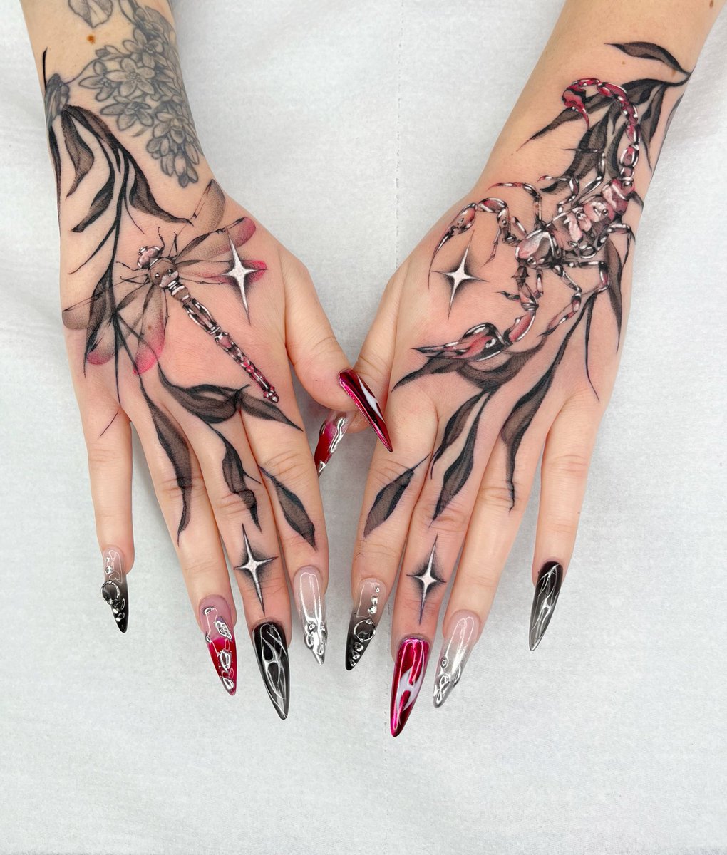 arteperdura's tweet photo. Collab avec @zefyreon sur deux mains 🥹 on les a tatoué simultanément https://t.co/DlPDp5jFLN