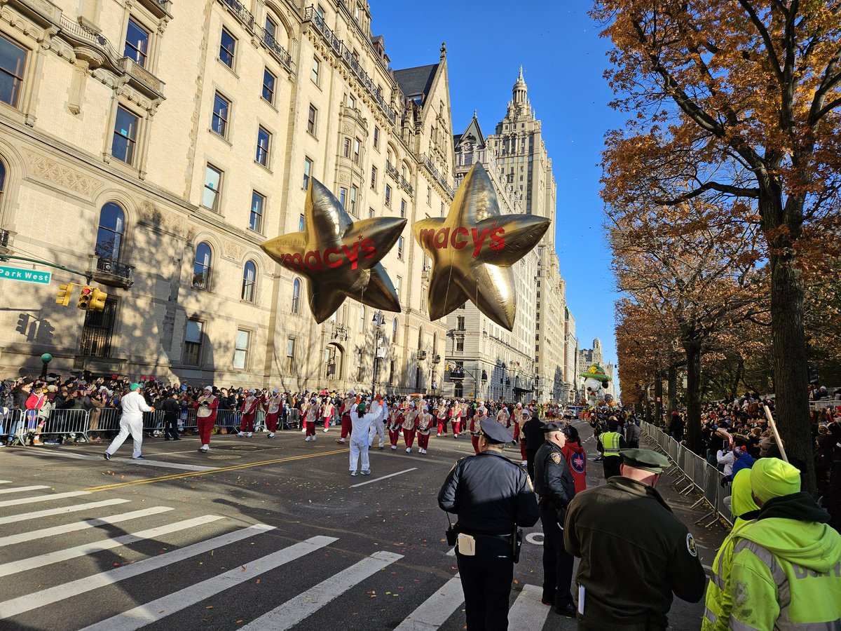 csk8140's tweet photo. @calfarrell.@nycemergencymgt @Anfrini NYC Emergency Management CERT TEAM at the Thanksgiving Day Parade. https://t.co/EtjTIfIdae