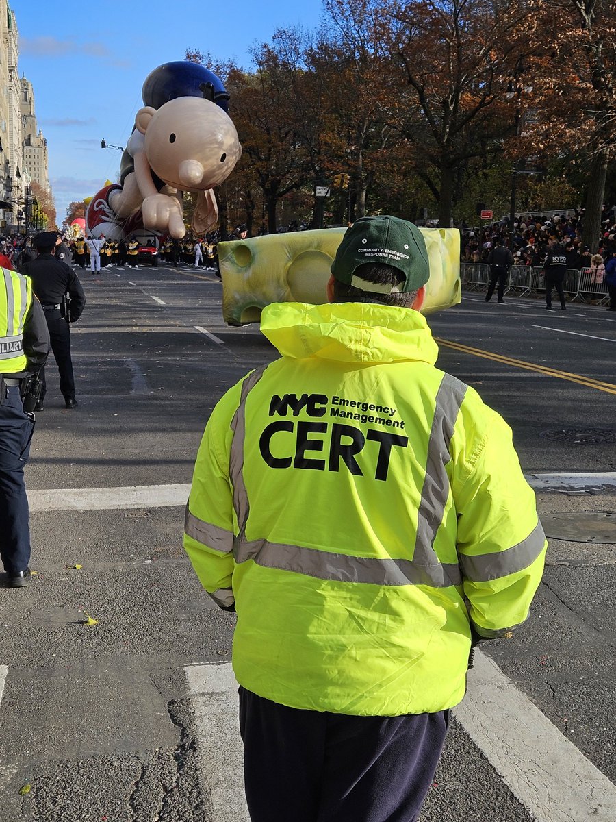 csk8140's tweet photo. @calfarrell.@nycemergencymgt @Anfrini NYC Emergency Management CERT TEAM at the Thanksgiving Day Parade. https://t.co/EtjTIfIdae