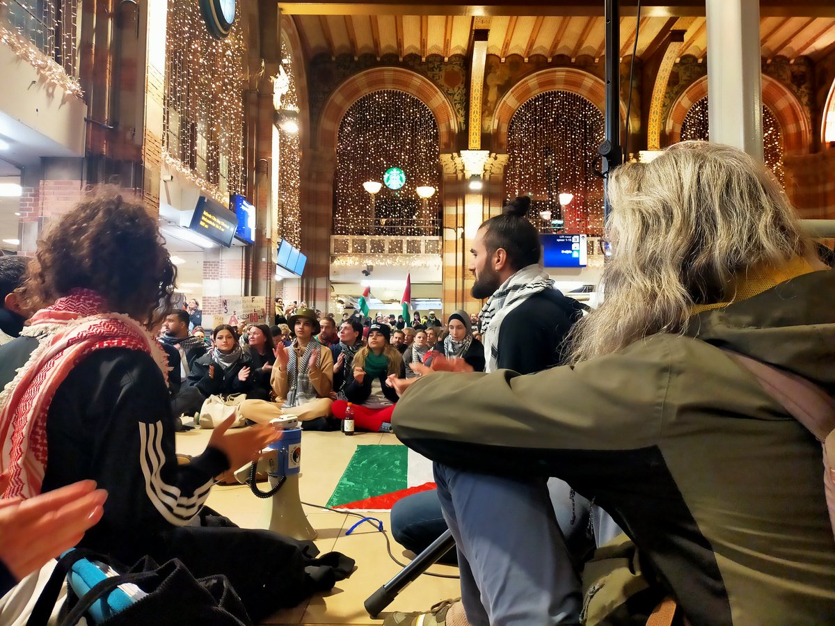 LarsEijssen's tweet photo. Palestine Will Be Free!
#AmsterdamCentraal https://t.co/pc90m1F0Fa