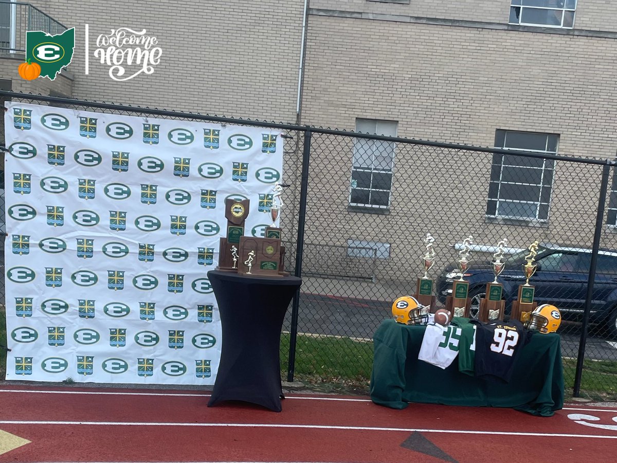 Happy Thanksgiving to Our Eagle Family, Near &amp; Far!

For the 3rd Consecutive Year, We Were Able to Gather, As a Reminder of How Blessed We Are, For Our Final Practice Before the State Semi-Finals Friday.

Alumni, Family, Friends, Future Eagles

 #Grateful l #Earn7 l  #EdsUp🦅🏆🏆