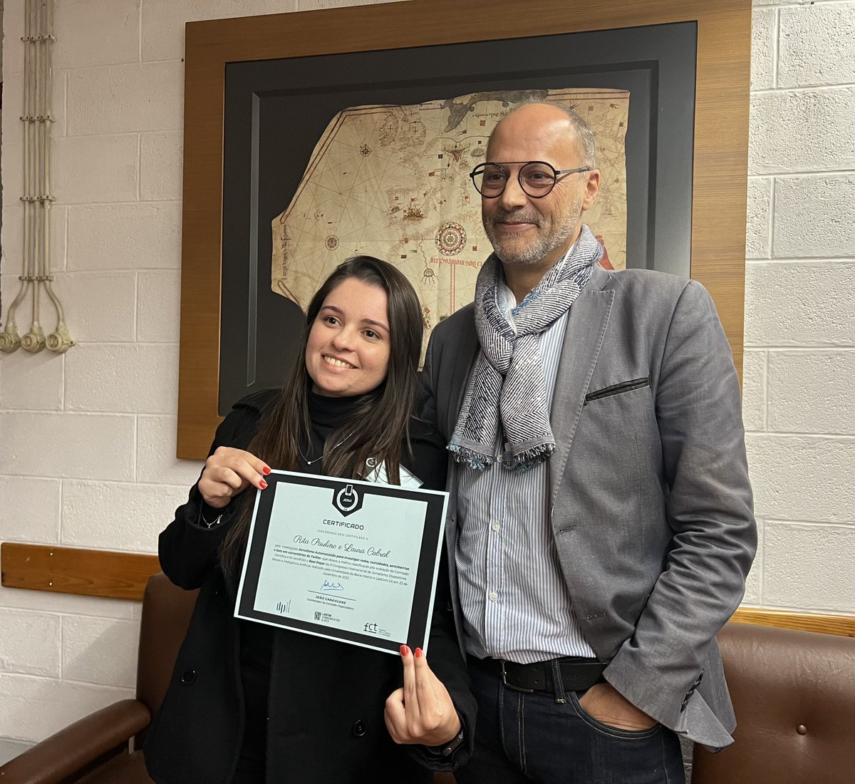 O melhor paper do JDMIA 2023 é de autoria das investigadoras Laura Cabral e Rita Paulino: "Jornalismo Automatizado para investigar redes, toxicidades, sentimentos e bots em comentários do Twitter". Os nossos parabéns pelo brilhante estudo! Viva a ciência!