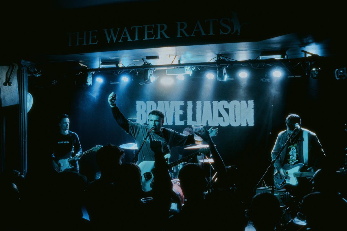 Our Cambridge show on the 30th is down to the FINAL 10 tickets! This will sell out before the week is out. Coming home is always special for us and to do it in one of our favourite venues makes it even better. You don’t want to miss this one, join us. 🤝

linktr.ee/braveliaison?u…