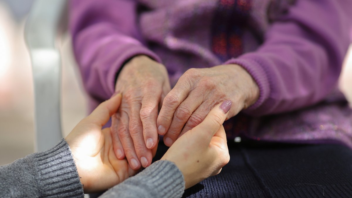 ComfortCareAZ's tweet photo. Caregiving can be difficult, and the stories in this video are a testament to the complex and demanding responsibilities that family caregivers take on but also highlights the need for support. https://t.co/DIPwWLd1z7 https://t.co/OO9smbACJx