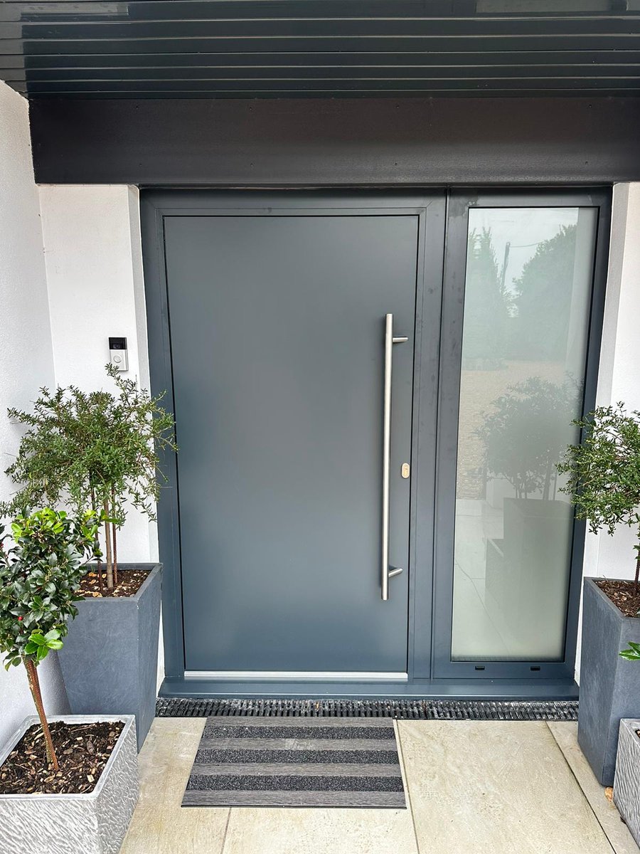 Our talented team at our Holsworthy Aluminium Fabrication Centre has outdone themselves with this jaw-dropping modern door. camelglass.co.uk/aluminium-flus… #FabricationExcellence #doormanufacturers #ModernDoorMasterpiece #HolsworthyPride #aluminium #frontdoor #entrancedoors #installers
