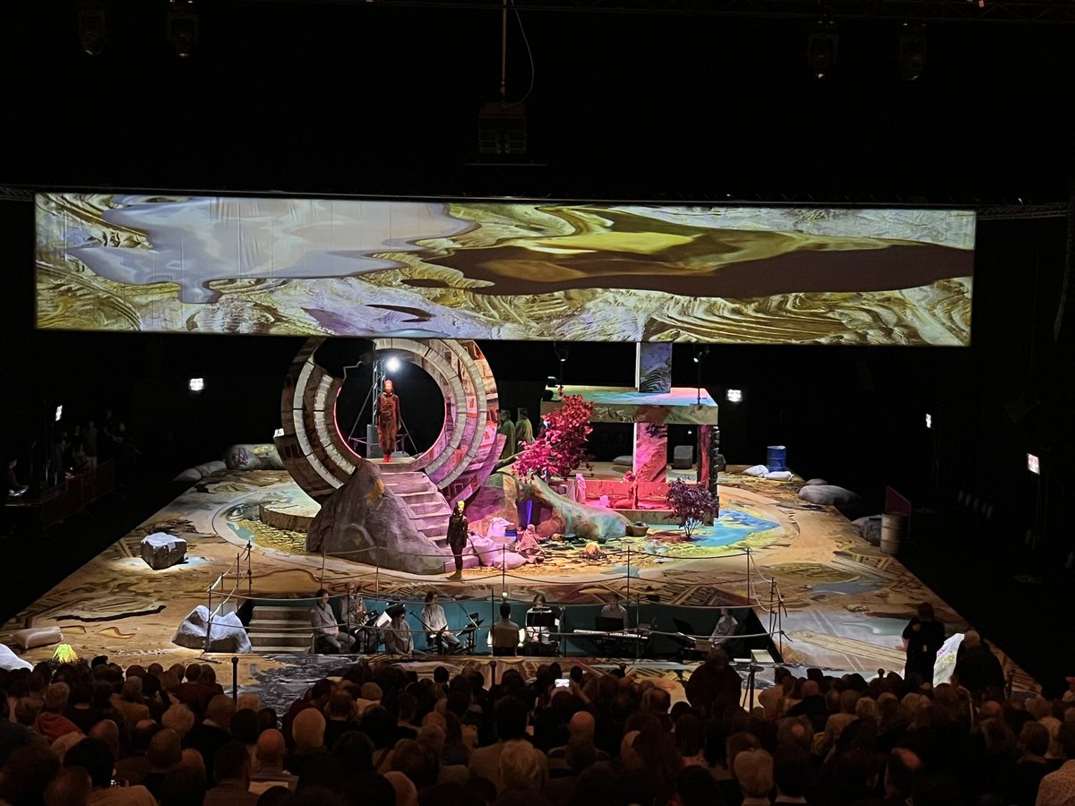 Einstein on the beach à <a href="/LaVillette/">La Villette</a>, impossible de rater la plage et impossible de rater la ruine circulaire qui fait définitivement penser au chappa’ai de Stargate 🤯