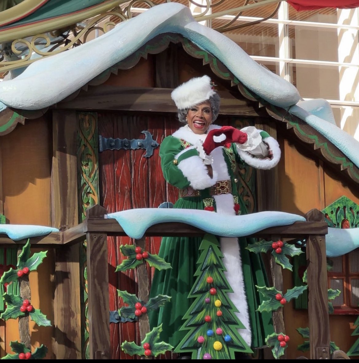 OnYourCallender's tweet photo. Sheryl Lee Ralph as Mrs. Claus makes me so happy #MacysThanksgivingDayParade https://t.co/v55KohNtGy
