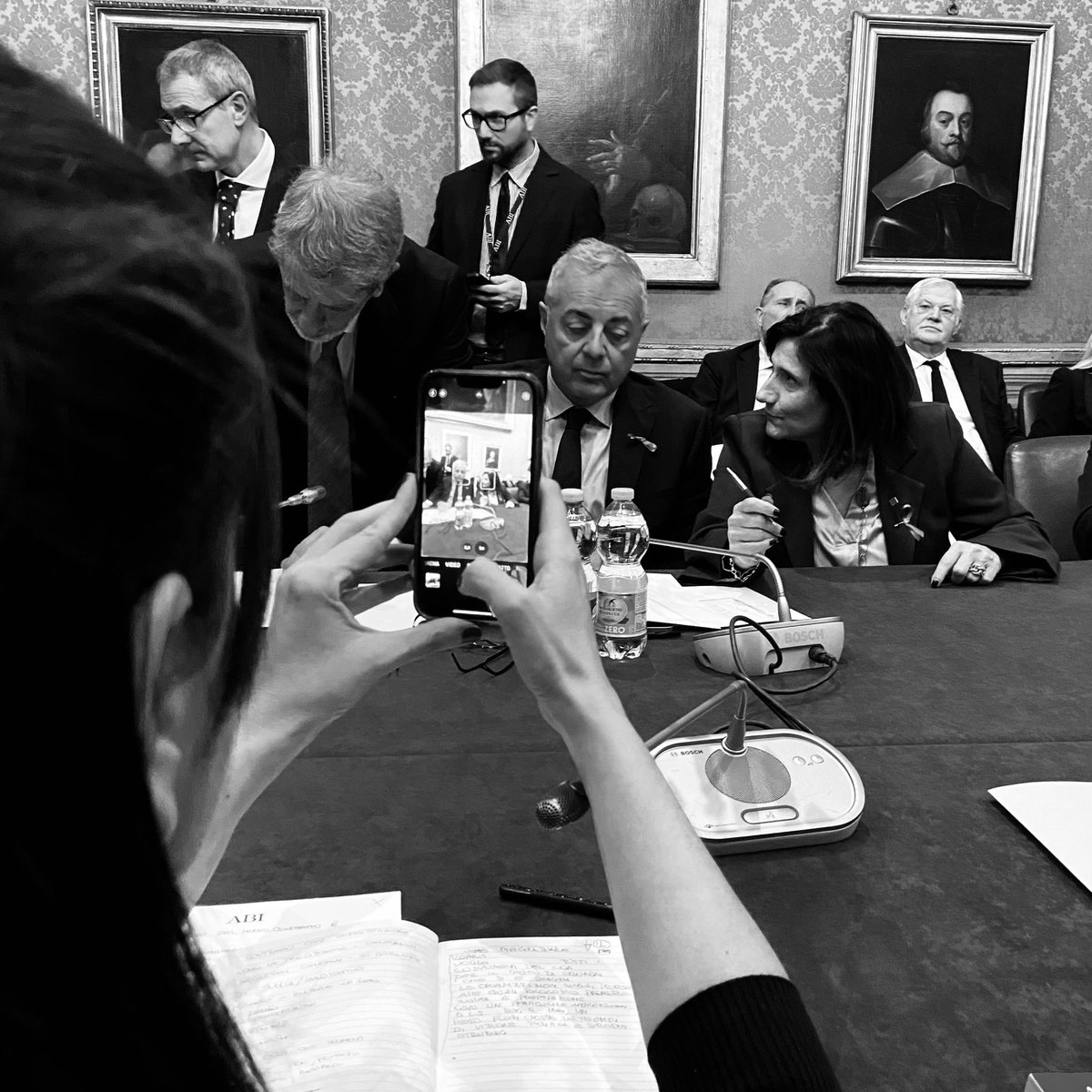 📸 Foto #machedavvero 
La presidente del Casl dell’Abi, Ilaria Dalla Riva, scatta foto a Susy Esposito della Fisac Cgil e Lando Sileoni della Fabi mentre firmano il #contrattobancari