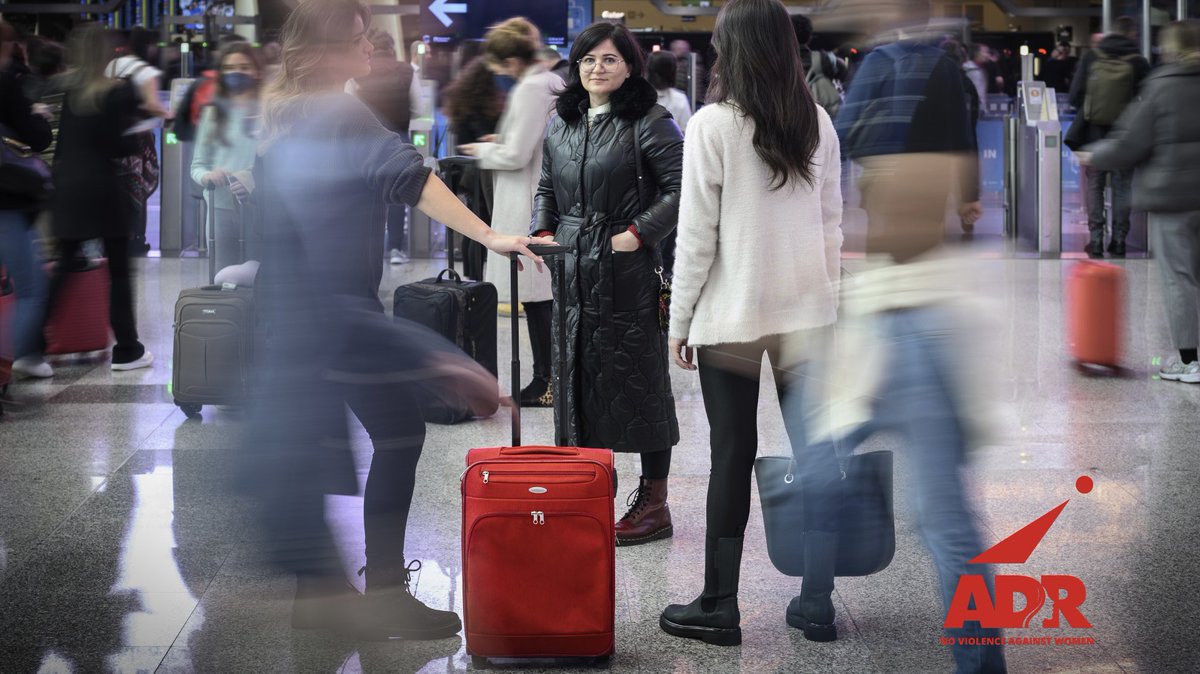 Una #RedSuitcase per tutti! 🎒✈️ Questo è il nostro simbolo e invito all’azione per una società senza più violenza di genere. #NoViolenceAgainstWomen