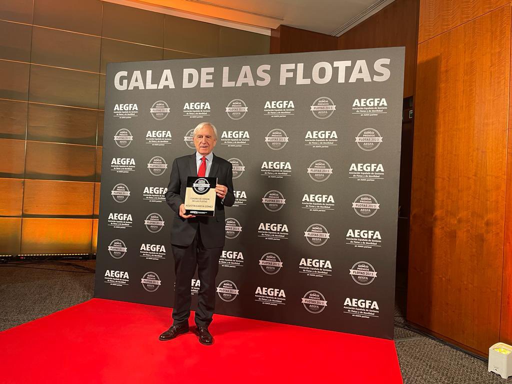 AERenting_Vehic's tweet photo. Gracias, @AEGFA1 por reconocer la figura del presidente honorario de la  Asociación Española de Renting de Vehículos, Agustín García y enhorabuena a los organizadores de la gala y a todos los premiados. https://t.co/FoUS3Vuucb