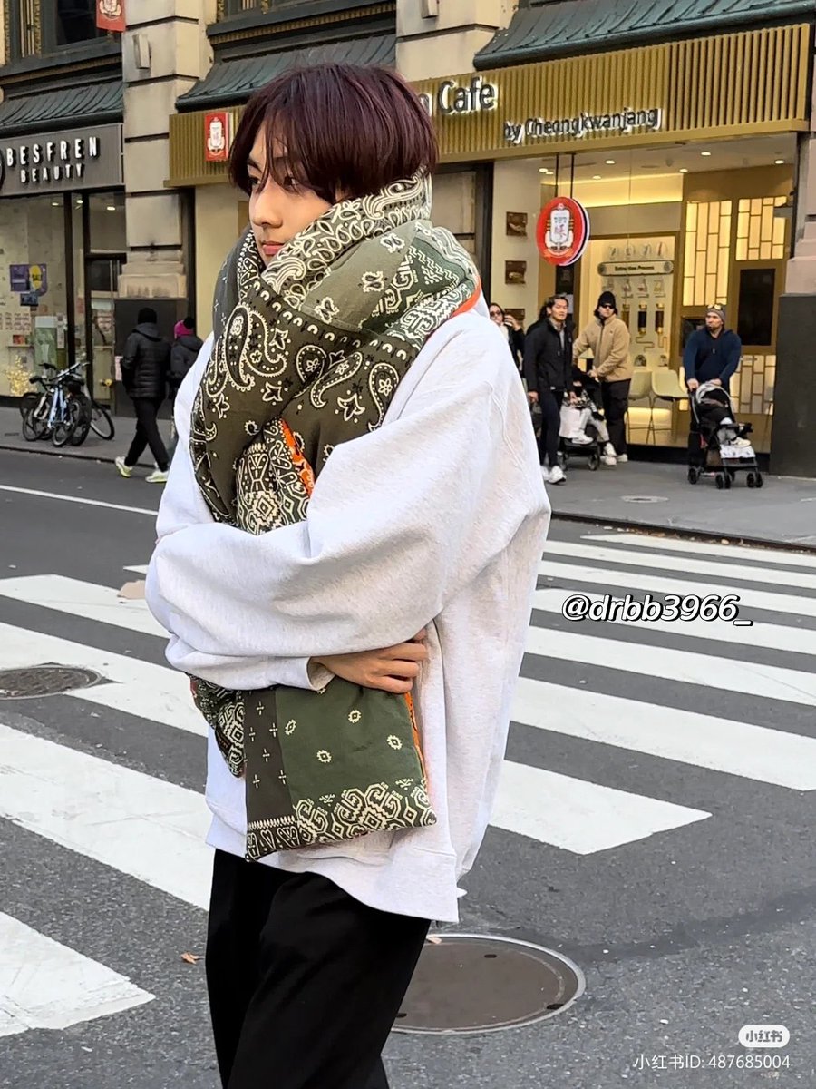 dobooboy's tweet photo. 하 이거 보니까 정원이 저 목도리 왜 샀는줄 알겠음
안정감이 미침
밖에 걸어다녀도 걍 침대에 누워있는 느낌일거같음... https://t.co/lLwSM8ndqZ