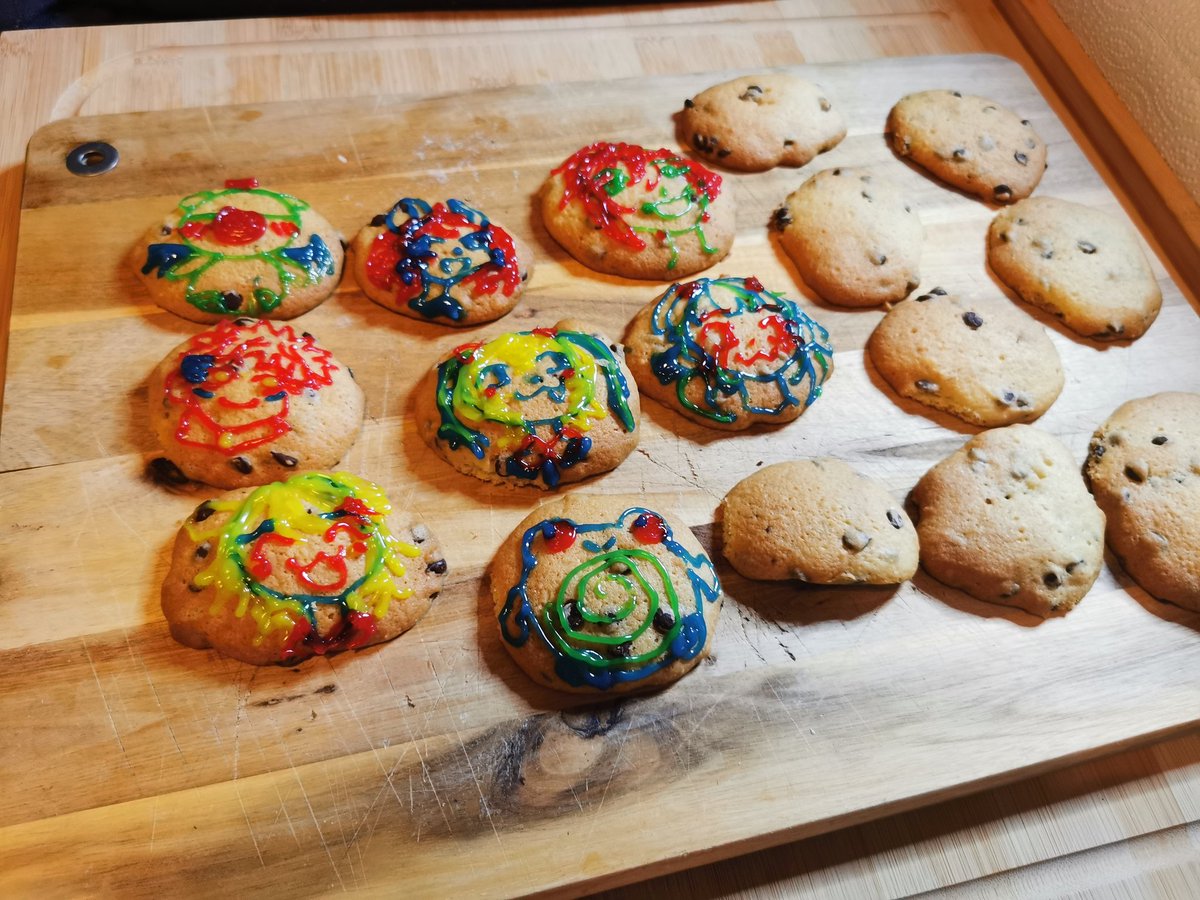 PuriPurinVT's tweet image. 🐹Baking Stream End!🍮

Once again our special bhocolate bhip bhookies!
After baking them together we drew some vtuber friends and other anime characters on them!

Pfft the sugar colors are so hard to draw with 😂