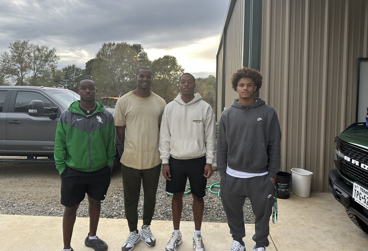 Kollin got a few of his UNT teammates in East Texas for Thanksgiving. #GMG🟢🦅