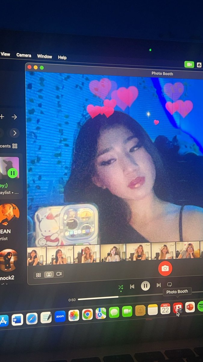 AleyaMeii's tweet photo. Love/hate MacBook pics https://t.co/1Ph01B67fK