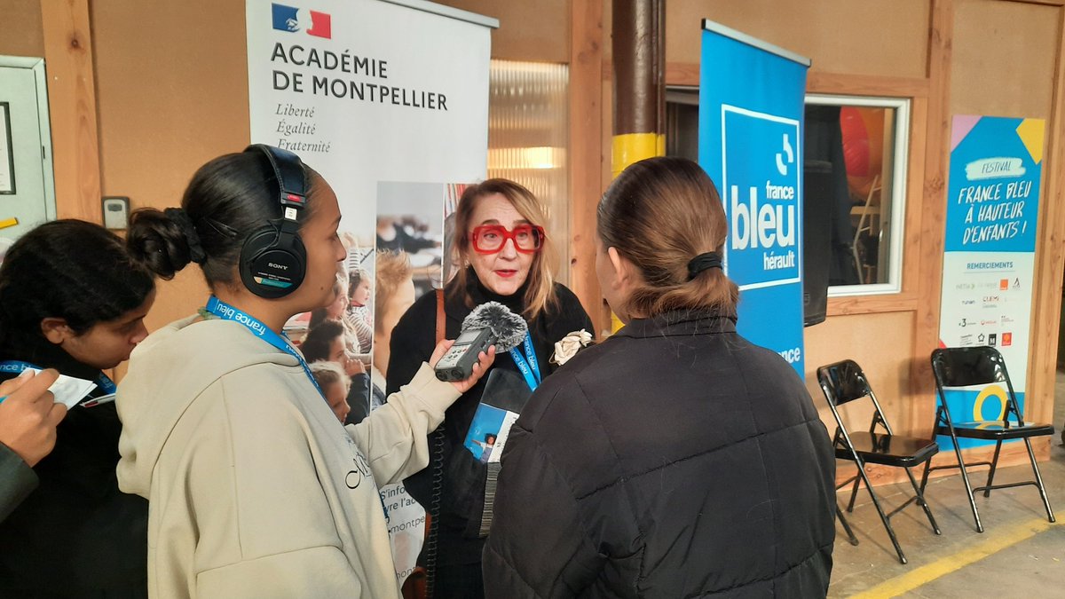CMoutarde's tweet image. On a livré l'émission "le journal du festival" en temps et en heure (à 3 secondes près...!) pour diffusion à 16h30.
Mission réussie pour les 3ème du collège Rabelais, l'équipe de @bleuherault et @NETIA_software !
👍🎧📻🎤👏