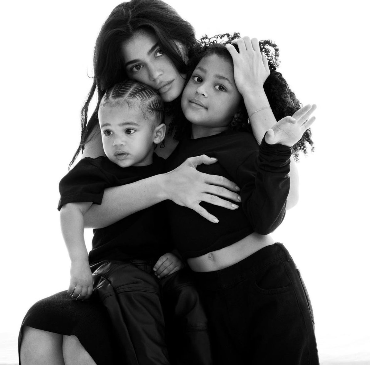 GossipRoomOff's tweet photo. Kylie Jenner et ses deux enfants, Stormi et Aire 🖤 https://t.co/gtFqtu9Aey