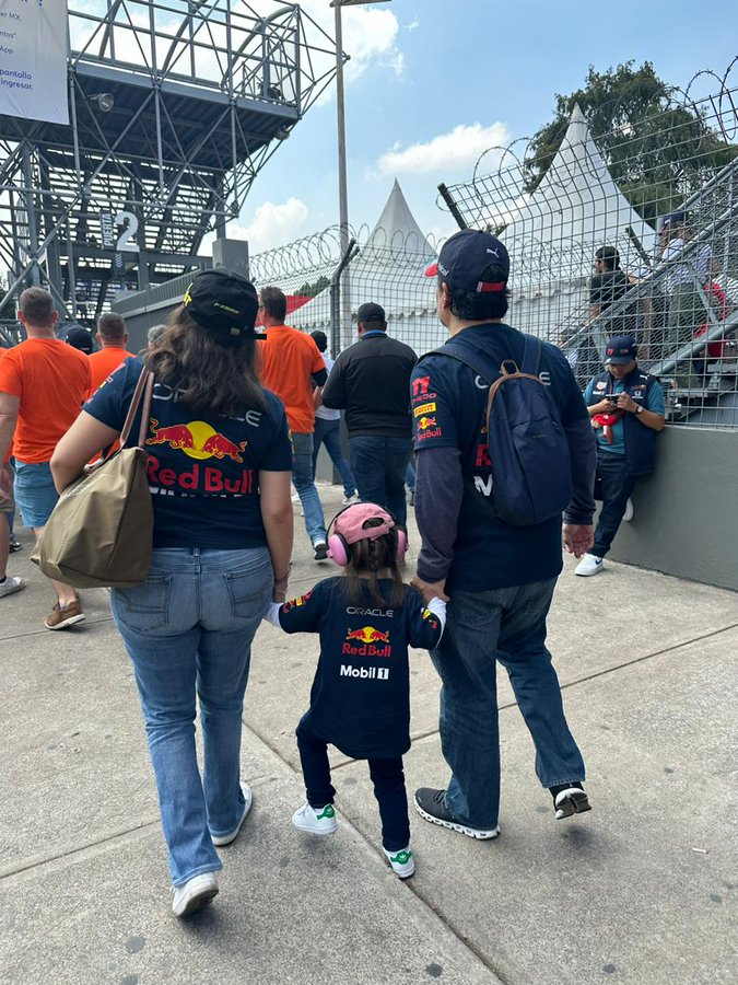F1_Papi's tweet photo. - Soñé contigo

- Y qué soñaste?

- No sé, no me acuerdo https://t.co/RjYR0TKRGa