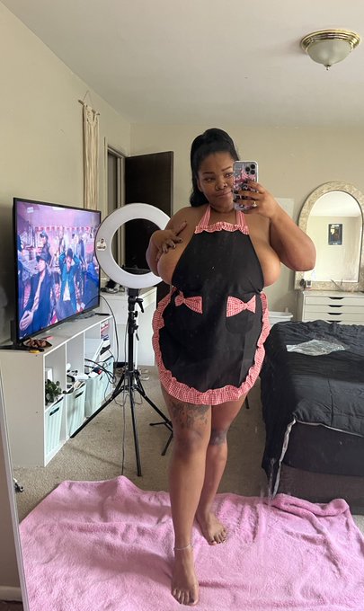 1 pic. POV I’m you’re wife ?? https://t.co/lE3vObiQfm