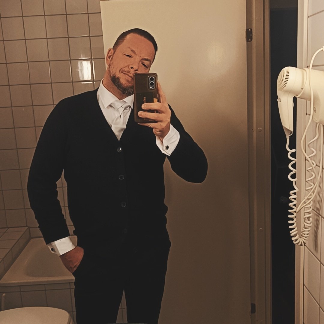 The devil is in the details... #thursdayvibes #selfie #tie