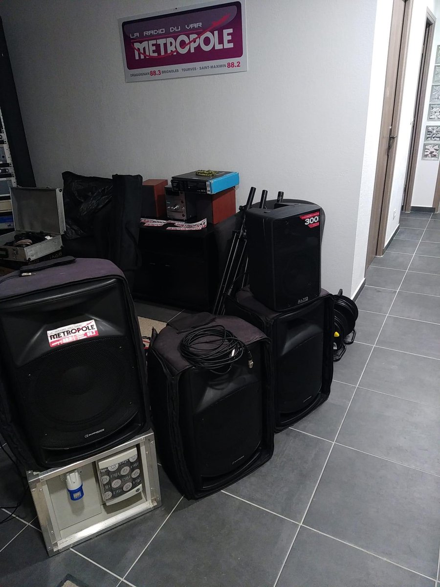 metropolradio's tweet photo. Préparation du matériel sono pour le trail de l'Arcoise de ce weekend. https://t.co/ya960hmMrp