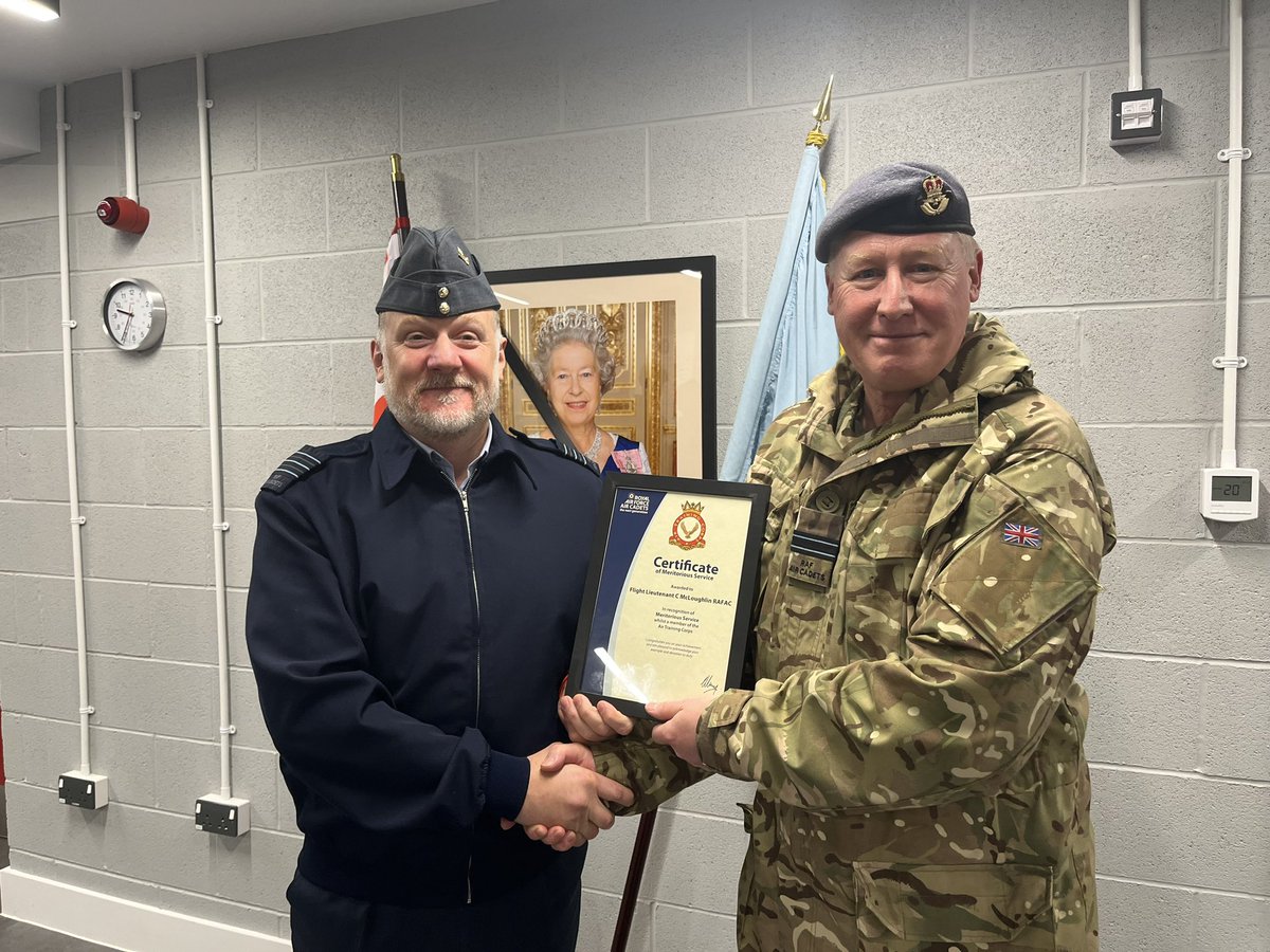 A special night @2425AirCadets to see the CO receive the well deserved recognition for his dedication to provide activities and experiences to our cadets, with a certificate of Meritorious Service presented by the Wing Commander @OC_SEMids Well done Sir!