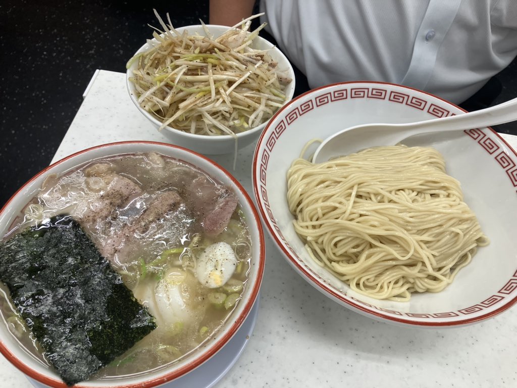 CHIPAN48200845's tweet photo. ＃マルショーラーメン　　秋葉原

ここ5〜6年、玉グループの進化が急速だ。丼顔も完全に出来上がった感。

ちゃん系+しょっぱ旨いの病みつきバージョン。敷き詰められたチャーシューも食欲をそそる。

昭和バリバリの内装も差別化出来ていて素晴らしい。知恵だな知恵。 https://t.co/I1otVH1Fe4