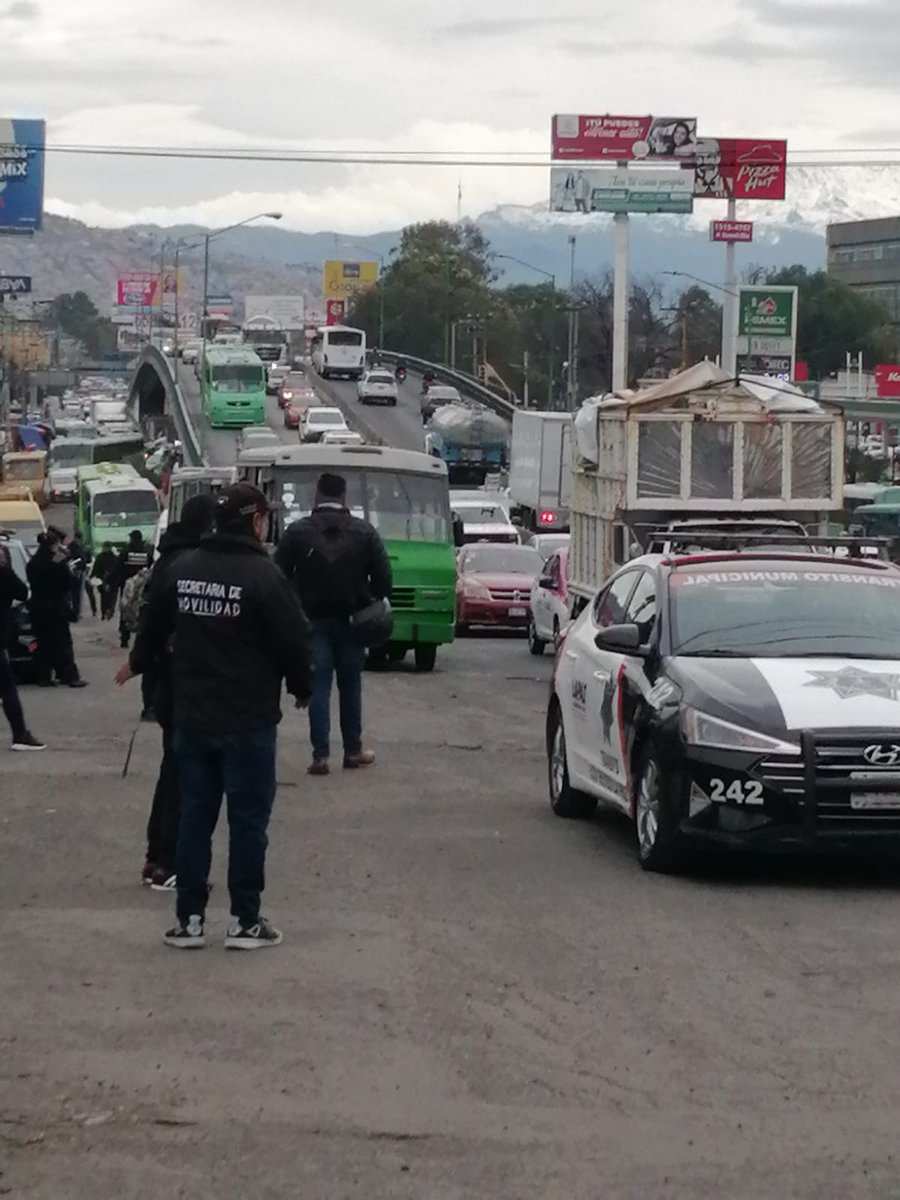 SEMOV_Edomex's tweet photo. Implementamos operativos de seguridad en el transporte público coordinado con la @SS_Edomex en el municipio de Los Reyes La Paz, a fin de que el servicio a los mexiquenses se preste con calidad y eficiencia. #ElPoderDeServir https://t.co/rGvK4AqhZn