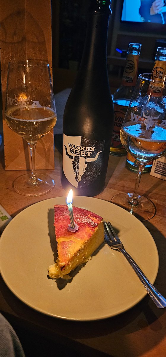 DrSkizzle's tweet photo. Erst Thanksgiving mit #rtlnfl @RTLNFL  ,  dann Geburtstag feiern, wohl auch mit @FrankBuschmann 🥳🥳🤘🏻🤘🏻🎂 https://t.co/Htgl6IkOps