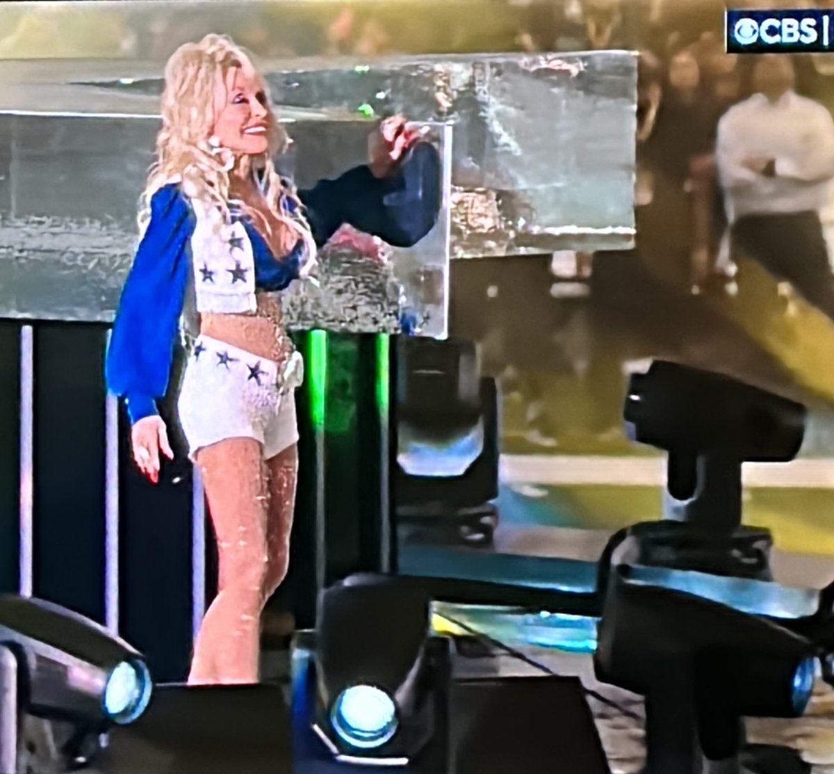 AZTVChick's tweet image. Dolly Parton is a treasure. #WASvsDAL #Halftime