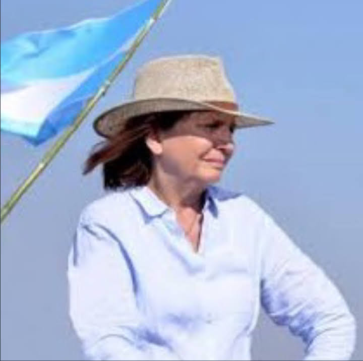 ElCara333_'s tweet photo. Fué injuriada, insultada, ofendida, escarnecida , agredida, amenazada y siguió adelante, dejó de lado sus ambiciones, sus sueños, su orgullo y vuelve a ser Ministra de Seguridad de Javier Milei como lo fué de Macri . La verdad era el lugar que soñé, "Gacias Pato"❤️ @PatoBullrich https://t.co/5SbGgqQybc