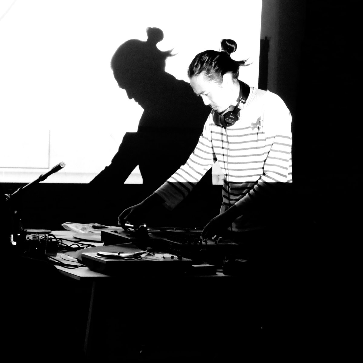 SjQ (@sjqpp) on Twitter photo 【12/2 Sonotope】
ゲストアーティスト発表。
ターンテーブル奏者にして、シャープ公式ツイッター <a href="/SHARP_JP/">SHARP シャープ株式会社</a> 運営者の顔を持つヤマモトタカヒロさん。
SjQの古くからの盟友ですが、
今回初の試みとしてヤマモトさんとの公開レコーディングを行います。 【12/2 Sonotope】
ゲストアーティスト発表。
ターンテーブル奏者にして、シャープ公式ツイッター <a href="/SHARP_JP/">SHARP シャープ株式会社</a> 運営者の顔を持つヤマモトタカヒロさん。
SjQの古くからの盟友ですが、
今回初の試みとしてヤマモトさんとの公開レコーディングを行います。