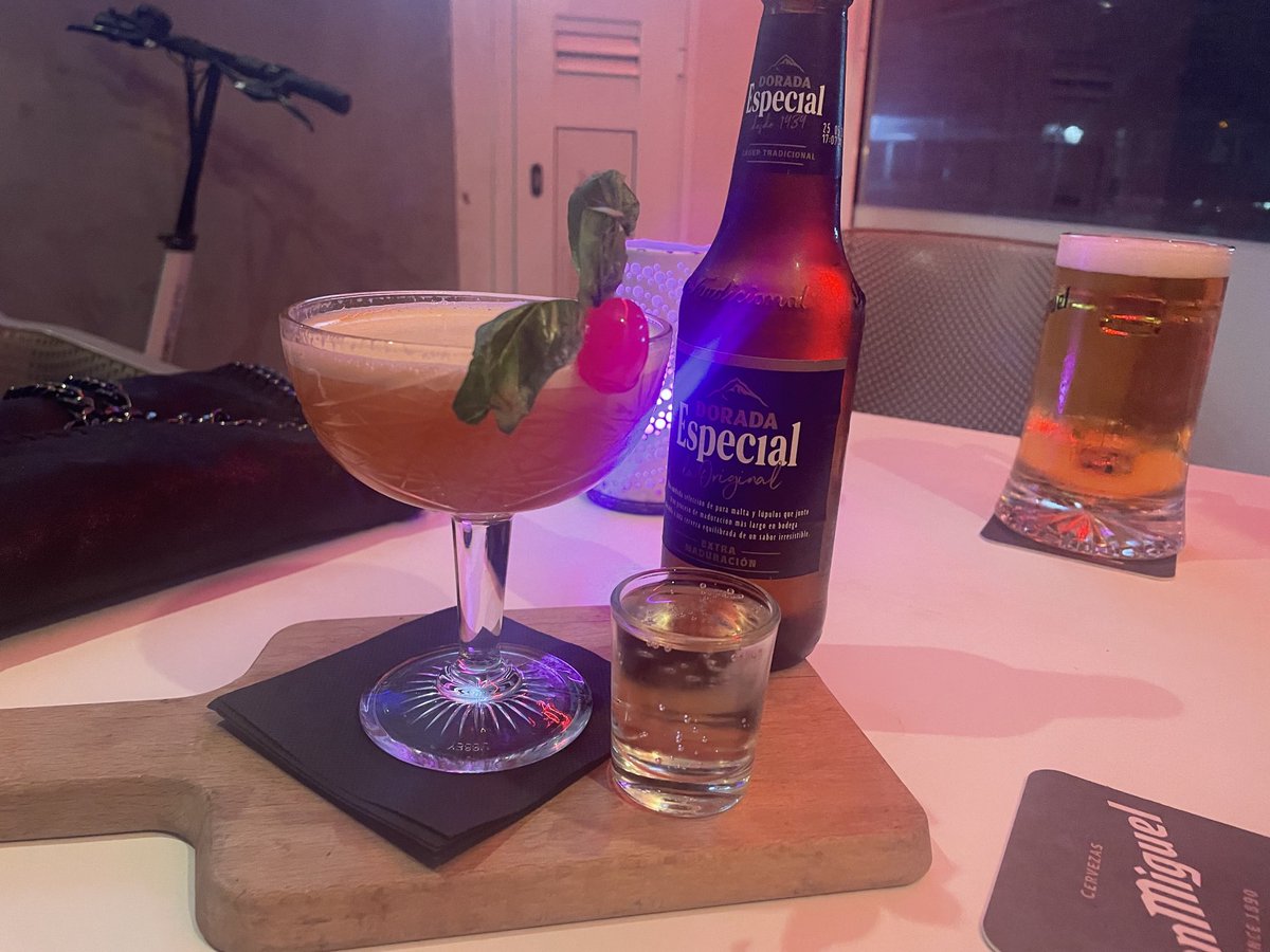LisaByrnes7's tweet photo. Couldn’t resist. And as my drink is smaller I had to have a beer as well https://t.co/tOtafM7b3Z