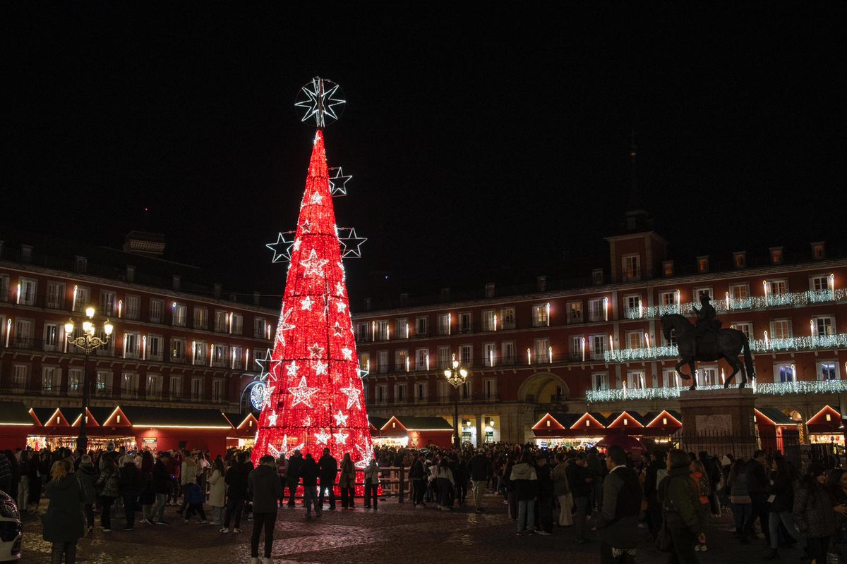 Hace unas horas se encendió el árbol que he diseñado e ilumina la #NavidadMadrid2023 Un proyecto muy especial que me acompañará toda mi vida. Brilla alto. Desde Madrid al cielo con la estrella de Cris. 📷 @brais_lorenzo