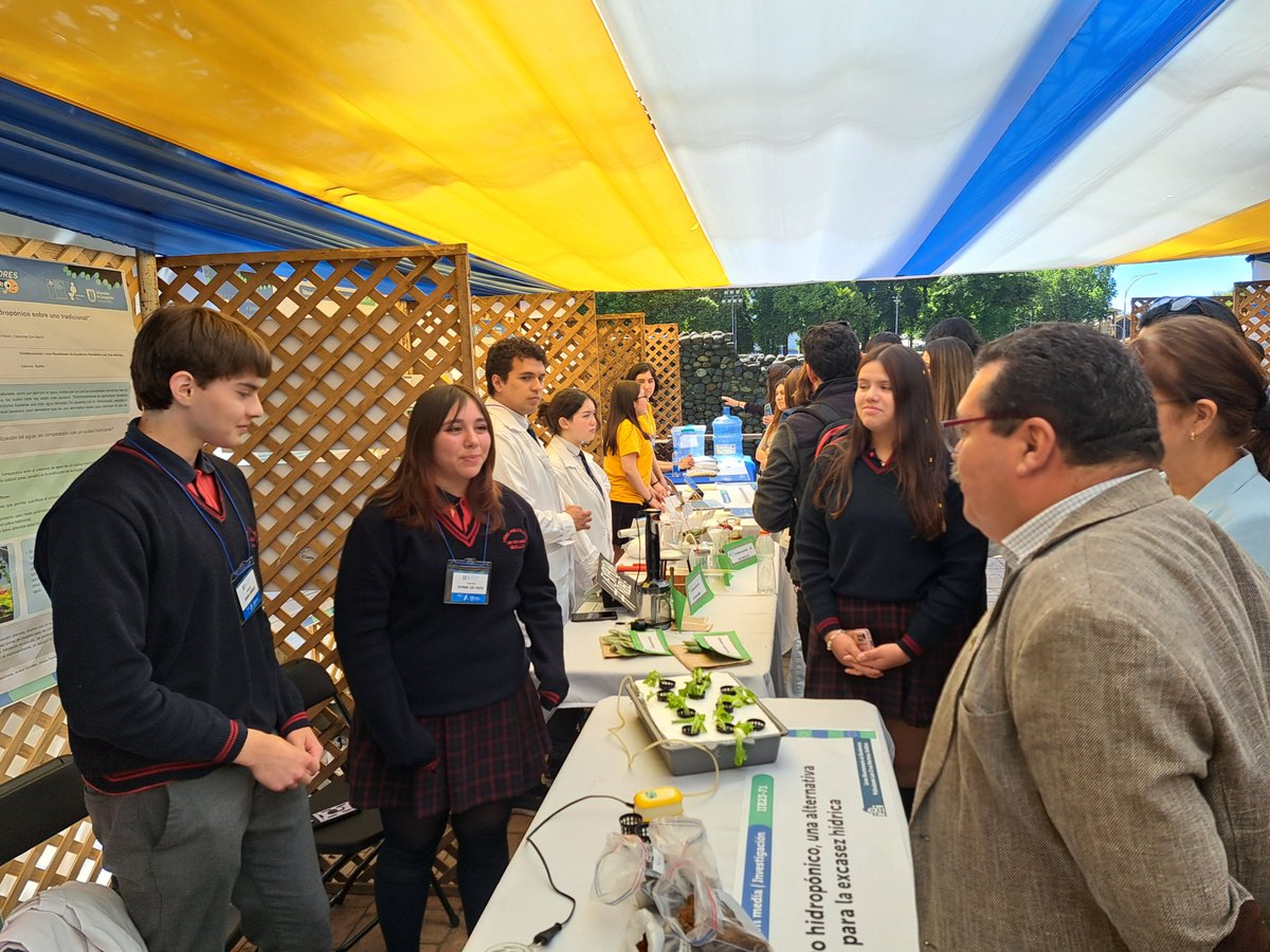 Con estudiantes y autoridades, participamos en ParExplora #Ñuble. Es gratificante ver la curiosidad en los ojos de los estudiantes de cómo la ciencia se mezcla con creatividad y diversión. Experiencias que enriquecen y hacen el aprendizaje más significativo y emocionante.